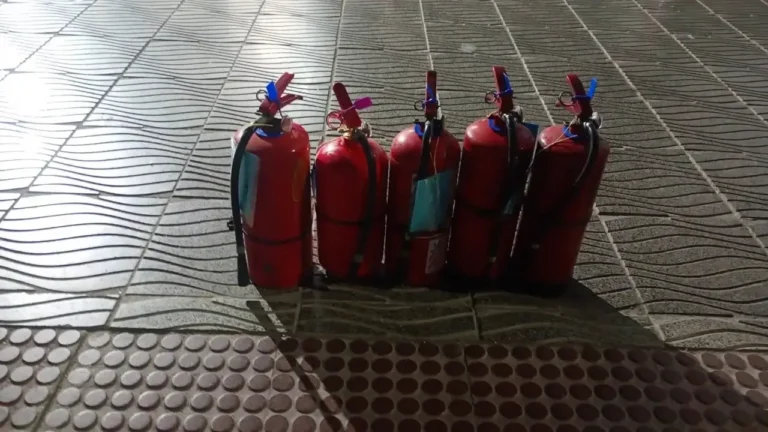 Matafuegos recuperados por la policía en un edificio del Centro de Córdoba