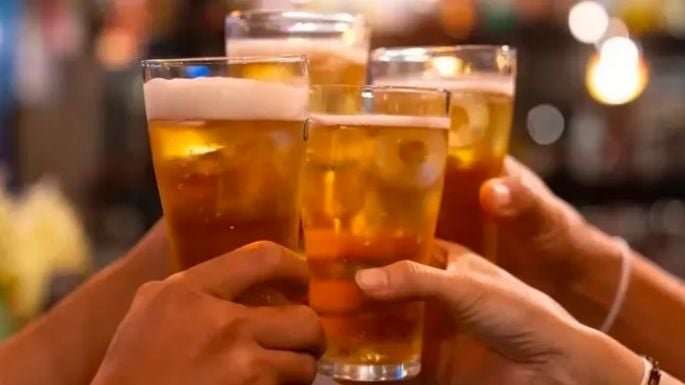 Cerveza servida en un vaso con espuma