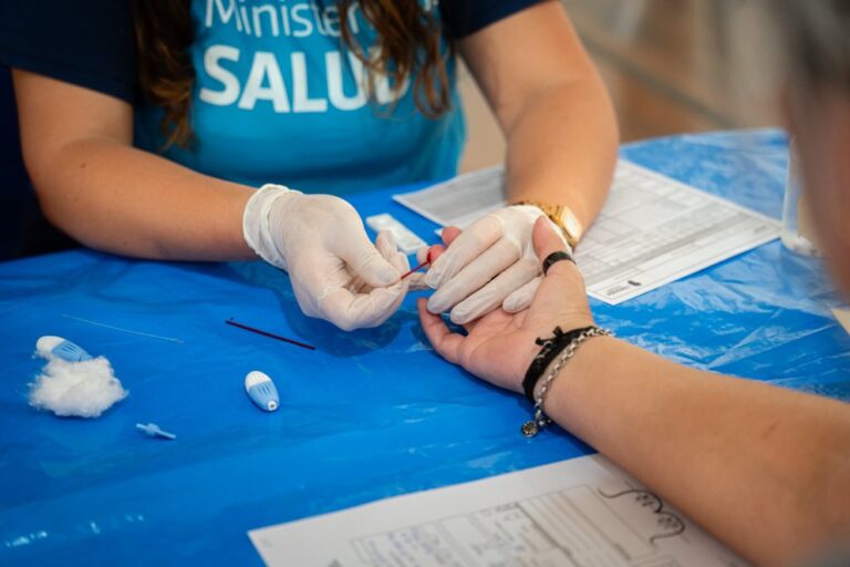 Jornada de testeo de VIH en la explanada del Hospital Rawson en Córdoba