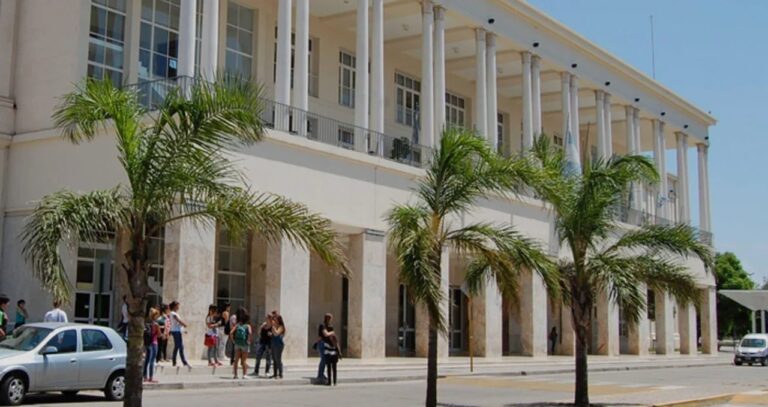 Docentes universitarios reunidos en asamblea con carteles de reclamo