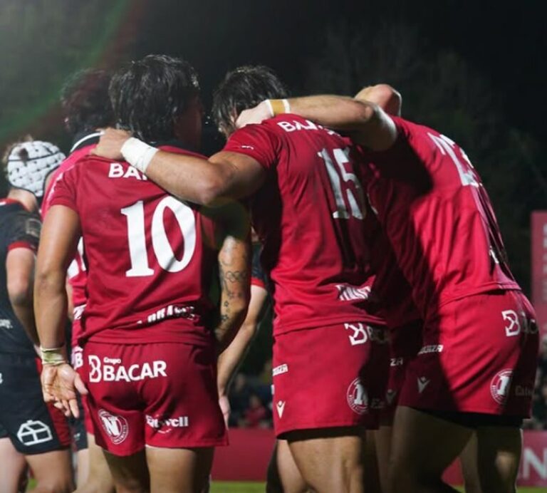 Jugadores de Dogos XV celebrando una jugada en el partido contra Yacaré XV en el Córdoba Athletic