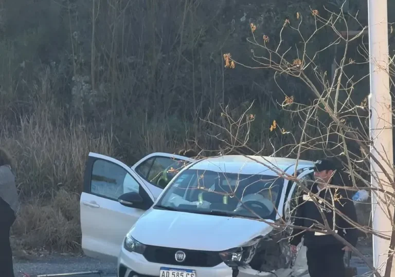 Choque frontal de dos autos en bulevar Sarmiento, Villa Carlos Paz