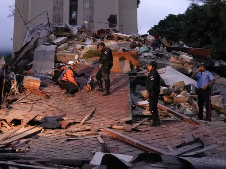 Edificios colapsados en Caracas tras terremoto de magnitud 7,5