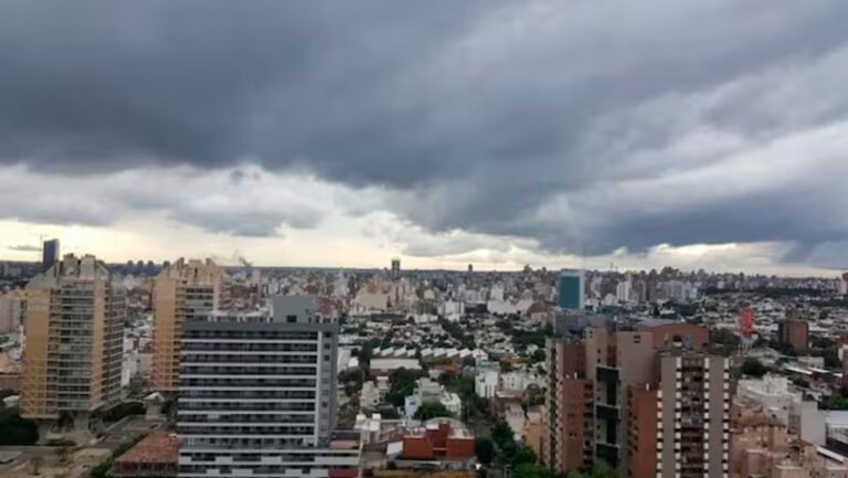 Cielo nublado sobre la ciudad de Córdoba con señales de tormenta