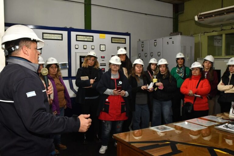 Docentes recorriendo el Parque de las Energías de EPEC en Córdoba
