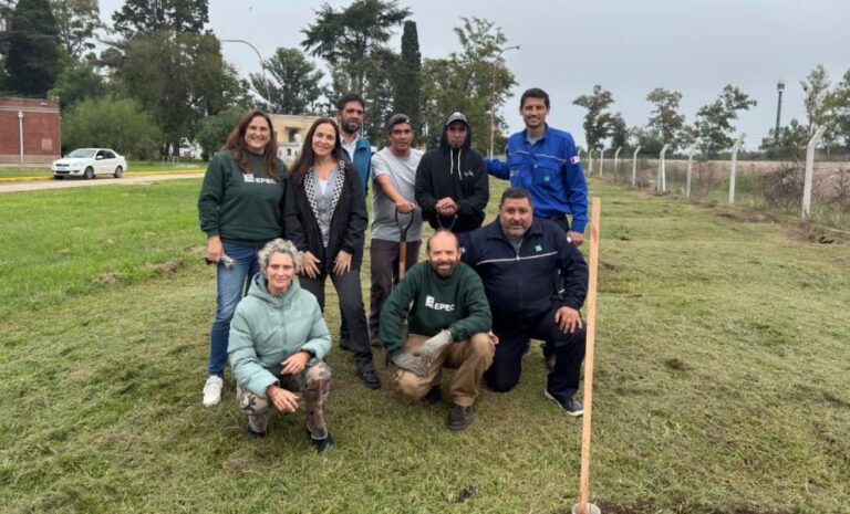 Plantación de árboles autóctonos en la central Las Playas de EPEC en Villa María