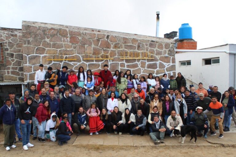 Estudiantes y docentes en la Escuela Albergue Ceferino Namuncurá en Pampa de Achala