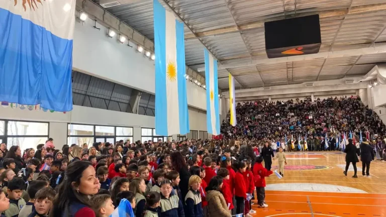 Alumnos de cuarto grado realizando la promesa de lealtad a la bandera en el Estadio Arena de Villa Carlos Paz