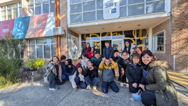 Estudiantes de APADIM durante recorrido por estudios de los SRT