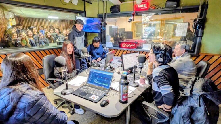 Estudiantes en visita guiada a Canal 10 y Radios de la UNC