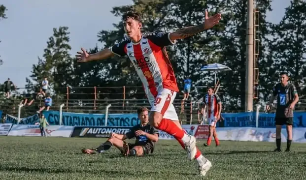 Jugador de fútbol con camiseta de Colón de San Justo