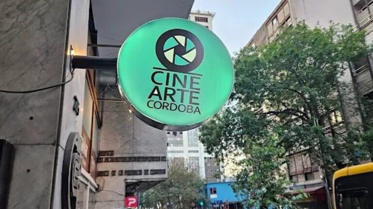Fachada de Cine Arte Córdoba en 27 de Abril 275
