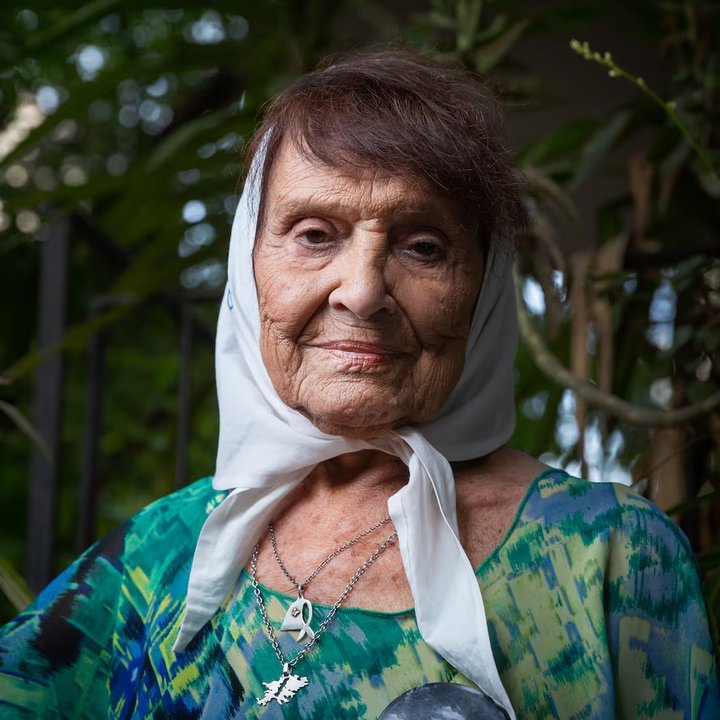 Taty Almeida durante una marcha