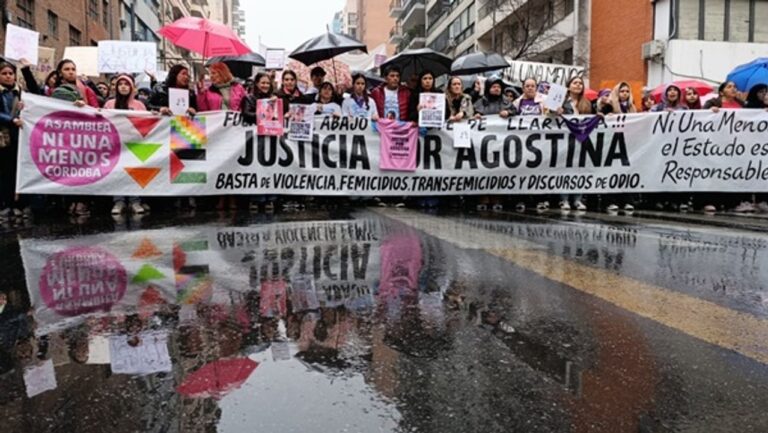 Marcha de Ni Una Menos en Córdoba con familiares de Agostina Vega