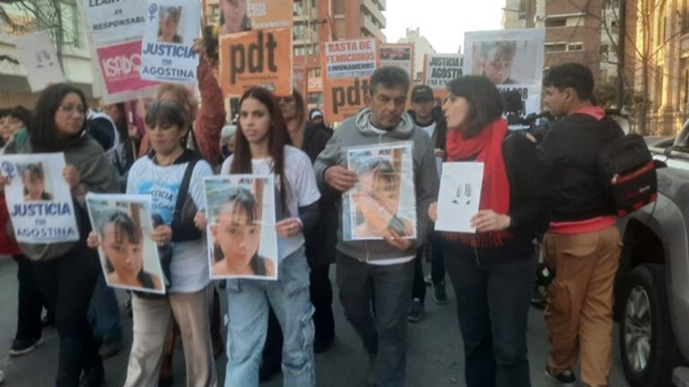 Marcha de familiares de Agostina Vega en el Patio Olmos, Córdoba