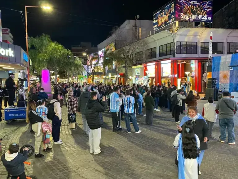 Pantalla gigante en peatonal de Villa Carlos Paz durante Fan Fest