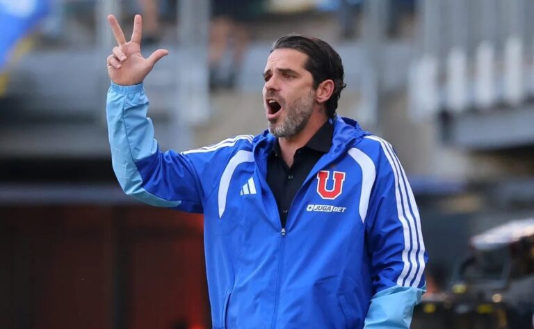 Fernando Gago durante un partido como entrenador de Universidad de Chile