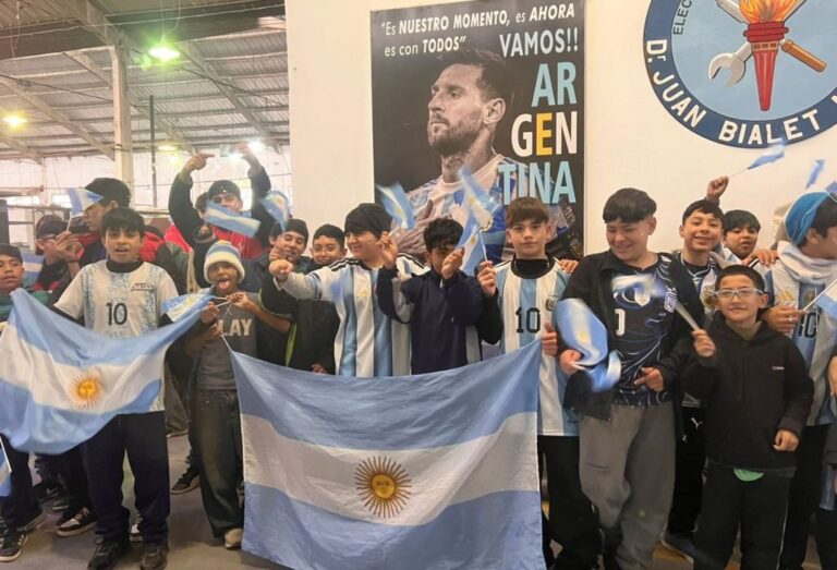 Ministro Ferreyra con estudiantes del IPET N° 250 viendo el partido de Argentina