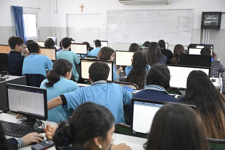 Estudiantes realizando la evaluación PRISMA FCL en un aula de Córdoba
