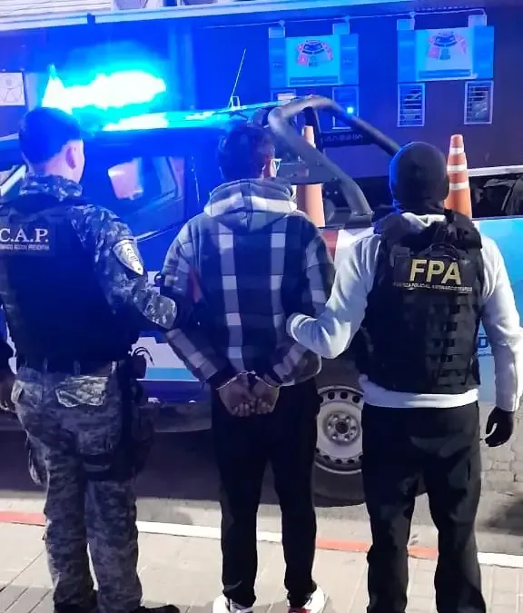 Operativo de la FPA en Cosquín con vehículo secuestrado