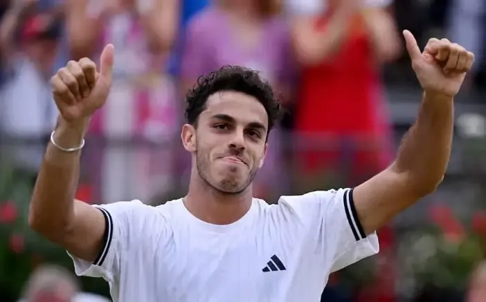 Francisco Cerúndolo celebrando un punto en la semifinal del ATP 500 de Queen's