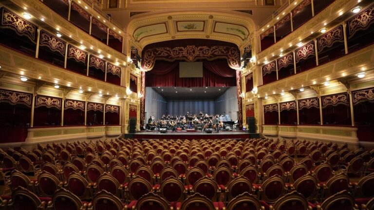 Teatro del Libertador San Martín iluminado para la Gala del Cuarteto