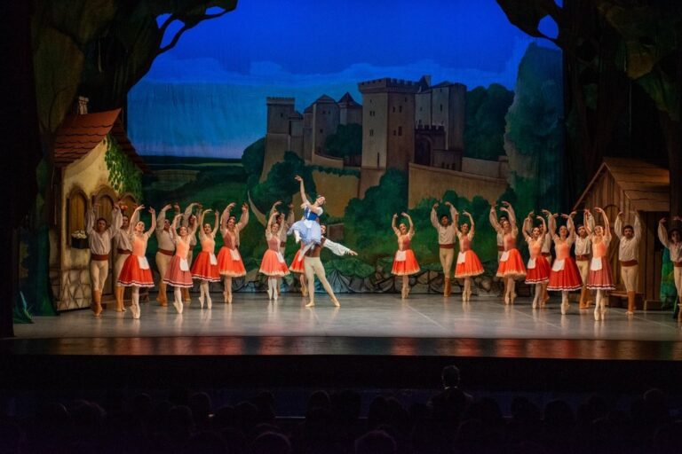 Escena de la obra Giselle en el Teatro del Libertador de Córdoba