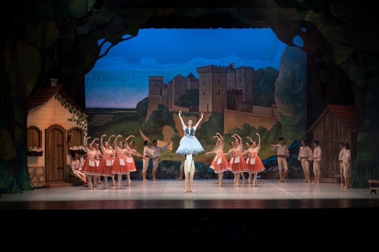 Elenco de ballet en escena durante función de Giselle