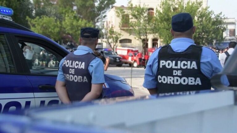 Policía de Córdoba realizando tareas de vigilancia en la vía pública