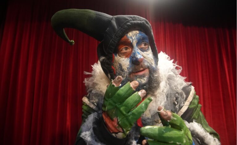 Gonzalo Dreizik en escena durante la obra Brote