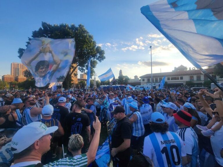 Hinchas argentinos con banderas en el Klyde Warren Park de Dallas
