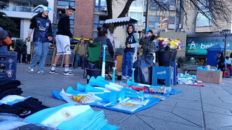 Hinchas con banderas argentinas en el Patio Olmos celebrando la clasificación de la Selección