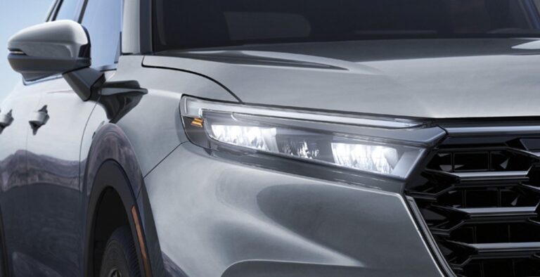 Modelos Honda en concesionario con cartel de promociones de junio