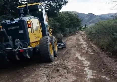 Motoniveladora realizando tareas de mantenimiento en calle Martín Fierro, Huerta Grande