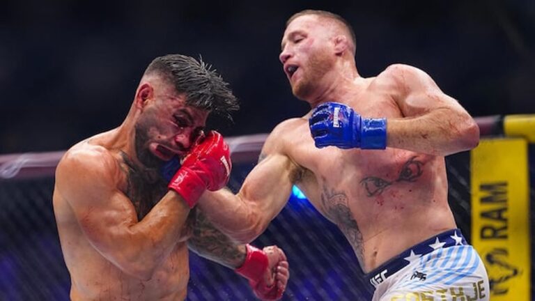Ilia Topuria siendo atendido por personal médico tras el combate ante Justin Gaethje