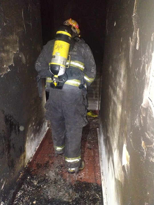 Bomberos trabajando en incendio de vivienda en barrio Argüello Norte, Córdoba