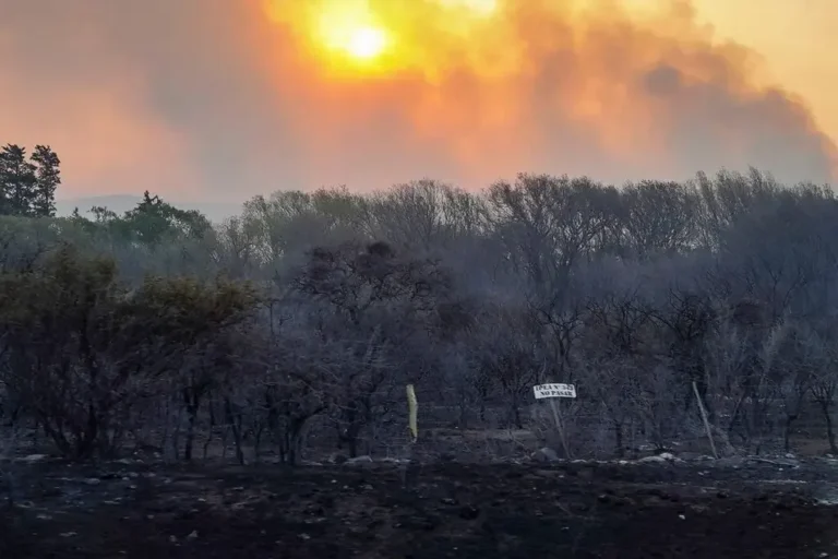 Avión hidrante realizando descarga sobre incendio en basural de Casa Grande