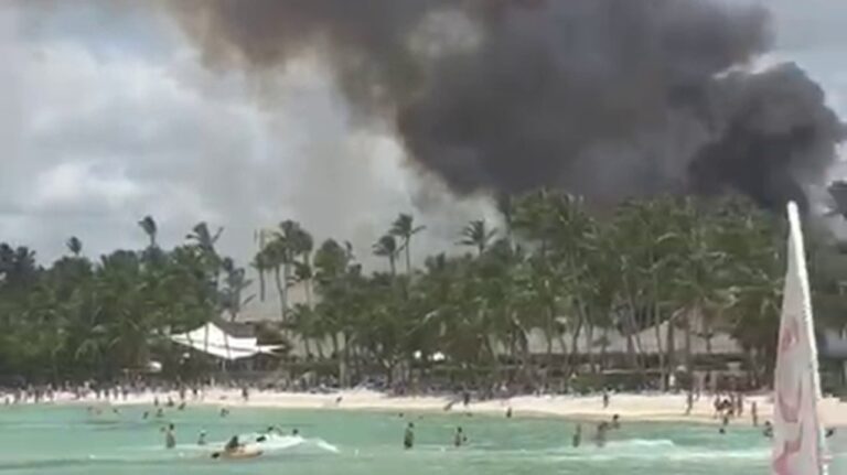Columnas de humo negro en el hotel Viva Dominicus durante el incendio