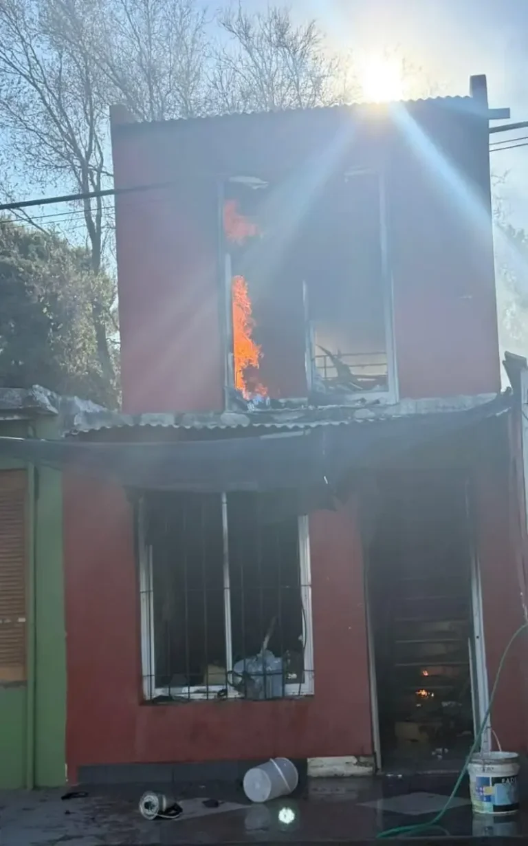 Vivienda incendiada en barrio La Calera, Villa María, con presencia policial