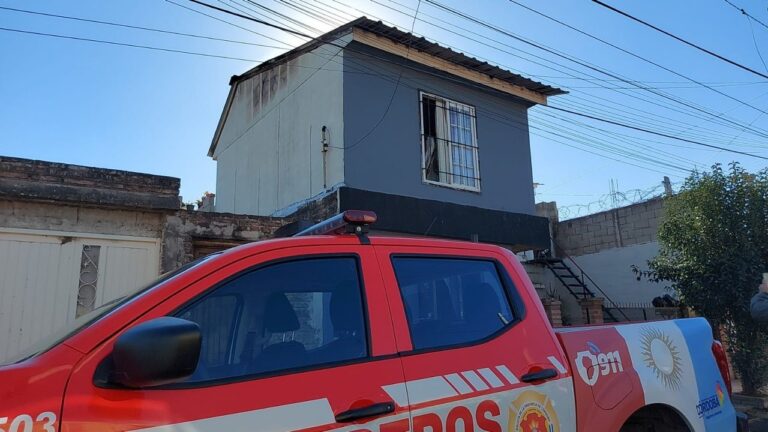 Bomberos trabajando en vivienda incendiada en barrio 1º de Mayo, Córdoba