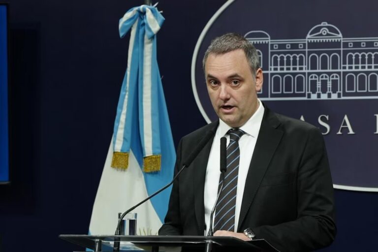 Manuel Adorni en una conferencia de prensa