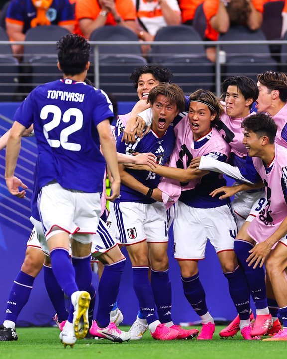 Jugadores de Japón celebrando el gol del empate ante Países Bajos en el AT&T Stadium de Texas