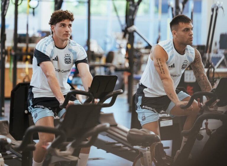 Julián Álvarez durante un entrenamiento con la Selección Argentina