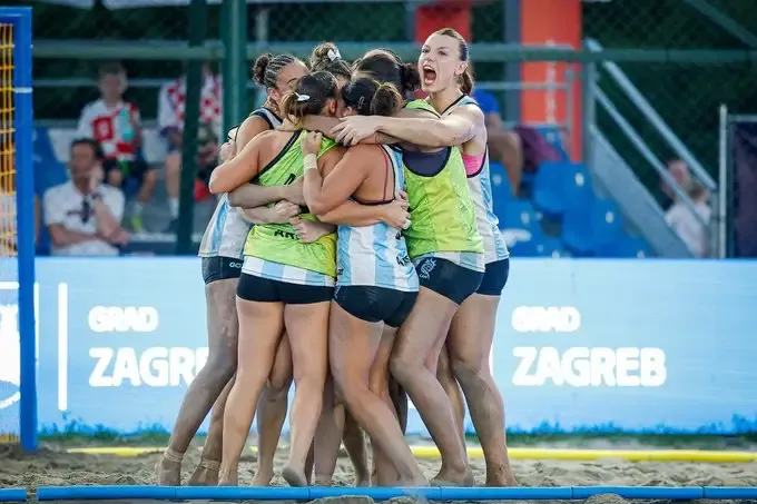 Equipo Las Kamikazes celebrando el título mundial de beach handball en Croacia