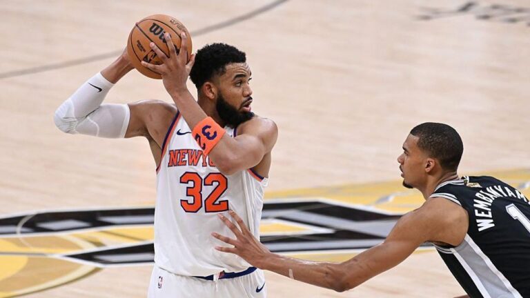 Jugadores de los New York Knicks celebrando en la cancha del Frost Bank Center durante el primer partido de las Finales de la NBA