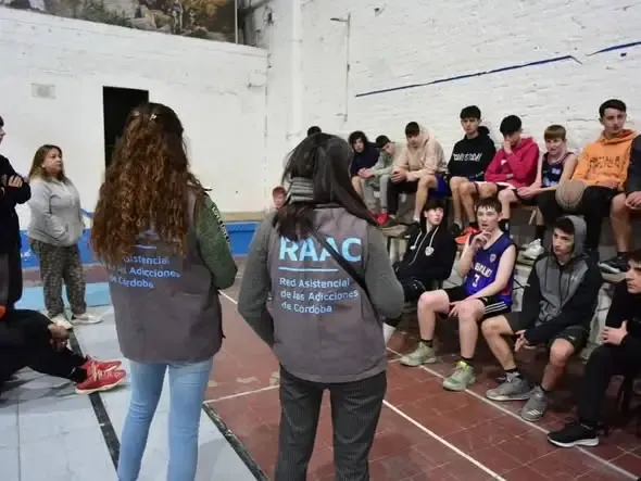 Edificio del Centro de Integración Comunitaria iluminado de azul durante la Semana Provincial de la Prevención del Consumo de Drogas en La Cumbre