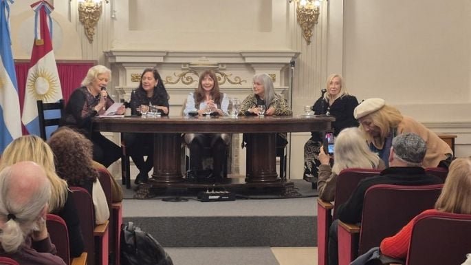 Escenario de la sala Regino Maders en la Legislatura Histórica de Córdoba durante el encuentro Poesía exprés