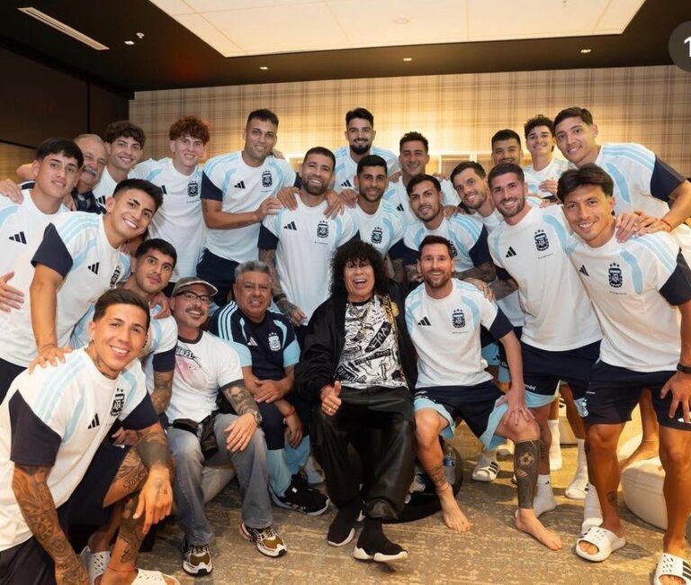 Carlos 'La Mona' Jiménez junto a futbolistas de la Selección Argentina en Kansas City