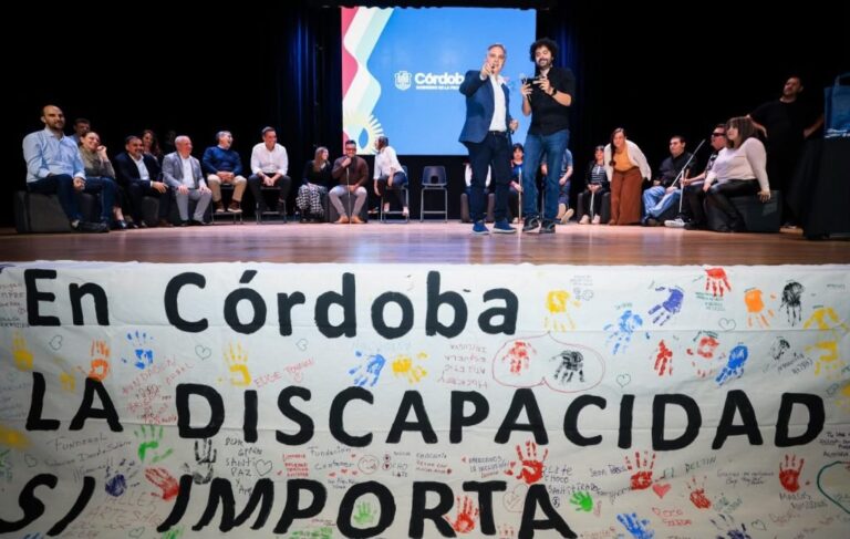 Entrega de dispositivos tecnológicos para personas con discapacidad visual en el Teatro Municipal Comedia de Córdoba