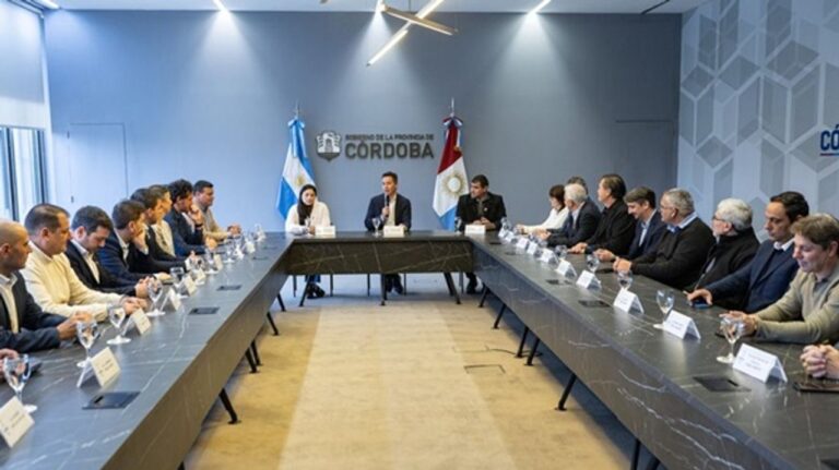 Ministro Manuel Calvo firma convenios con intendentes para obras en Córdoba